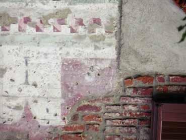 Castello Visconteo di Abbiategrasso (36), prive di elementi figurativi visibili invece sulla facciata della Boscaiola ma di affine impostazione prospettica, dove finti mattoni in vivace cromia sono