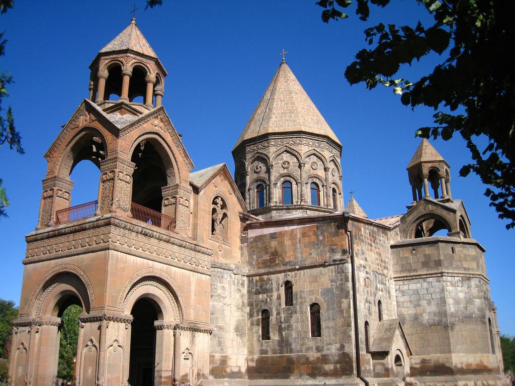 lo a.c., gioiello dell architettura armena precristiana, l unico monumento che appartiene alla cultura ellenistica in Armenia.
