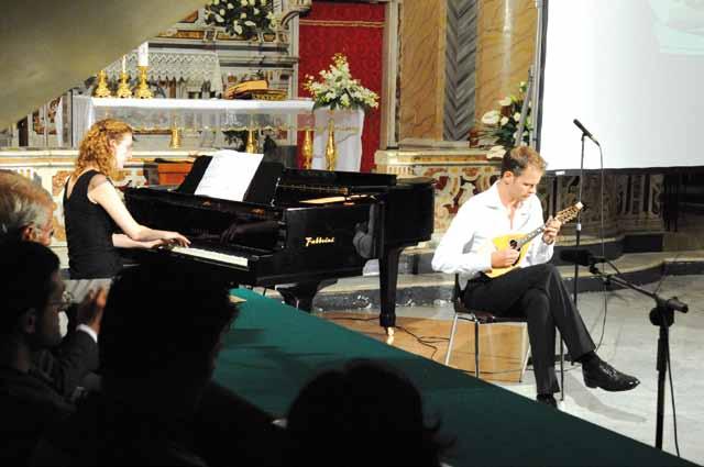 domenica 26 giugno 18.00 Museo del Cenedese DUO DE GREBBER van den Doll (Olanda) Duo mandolino e pianoforte. Nato nel 1980 in Zwolle, Sebastiaan ha cominciato a suonare il mandolino all'età di 8 anni.