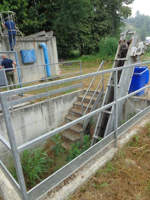 legge, al trattamento depurativo. La tubazione di scarico (realizzata in PVC, DN 250 mm) sversa autonomamente nel Rio Biegio, in direzione Est.