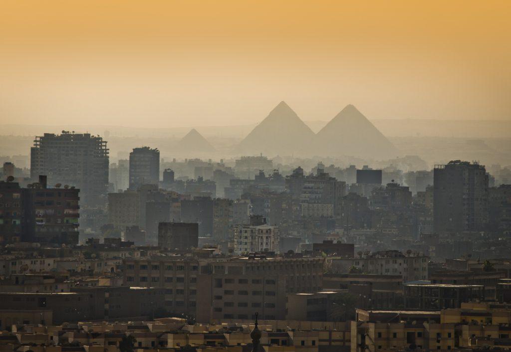 Il Cairo non è una città dolce e gentile; qui vivono oltre 16 milioni di egiziani, arabi, africani e tanti altri ed una visita alla città chiamata Madre del Mondo inizia con un assalto su tutti i