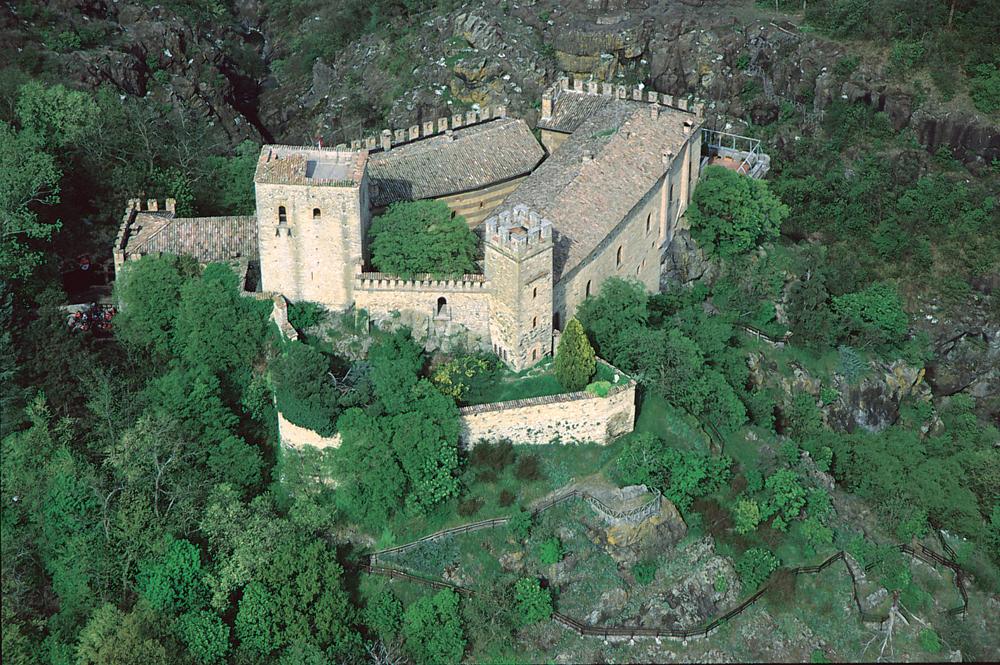 Percorso di Visita Castello: sale nobili, camminamenti di ronda, mastio, cortili. Parco delle Fiabe: sentieri nel bosco, sia per la visita guidata, sia per l'avventura dei bambini.