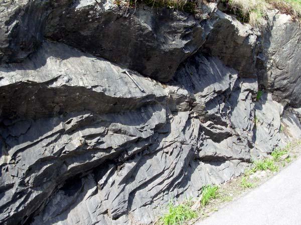 Le unità stratigrafiche sono caratterizzate da un forte raccorciamento con fenomeni di accavallamento con vergenza verso sud, con pronunciate anticlinali di rampa costituite dal basamento ercinico e