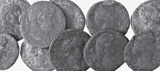 3377 3377 - Lotto di 10 medi bronzi del I e II secolo tutti diversi B MB 90 3378 - Lotto di 4 monete: Costanzo I (Cloro) - (Aquileia) - Testa laureata a d. - La Moneta stante a s.