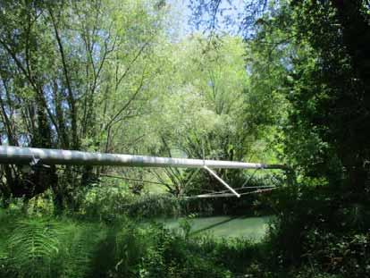 22 (centro) Tubo sopra il fiume Tirino (tracciato in dismissione), corridoio ecologico