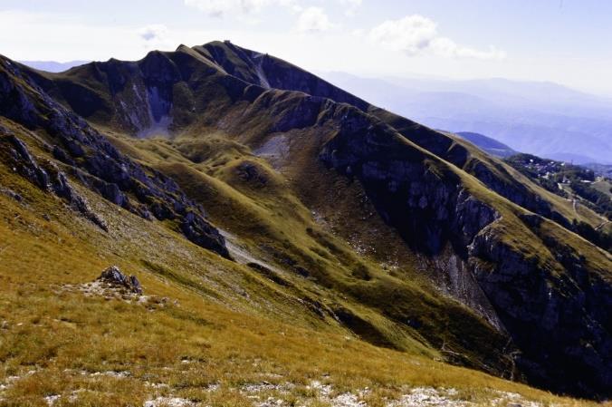 Per il tema geomorfologia e carsismo sono state considerate le tipologia di rocce carbonatiche affioranti, sulle quali sono stati proiettati i principali geositi relativi