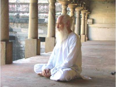 Il Maestro Yogiraj Aruna Nath Giri nasce in Argentina, ma è in India che incontra Yogarishi Dr. Swami Gitananda, il suo Maestro. Con lui conosce ed approfondisce la conoscenza dello Yoga dei Rishi.