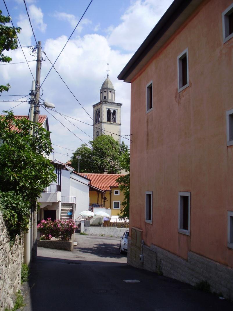 Figura 6. Tra le strade del borgo di Santa Croce con sullo sfondo la chiesa.