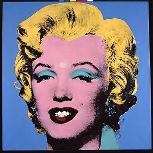 Mao, i fiori e uno dei più famosi capolavori di Warhol: Shot Light Blue Marilyn, il ritratto della famosa attrice americana che ha in mezzo agli occhi il segno restaurato di uno dei colpi