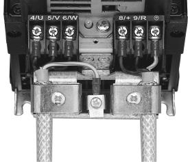 ) I morsetti di schermatura per la sezione di potenza consentono di montare molto agevolmente la schermatura dei cavi del motore e di frenatura.