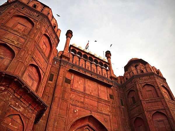 Costruita nel tardo XVI secolo dal grande Imperatore moghul Akbar, fu presto abbandonata a causa della siccità ma i suoi magnifici palazzi come il palazzo dell'era Mughal con le sue sale e i suoi
