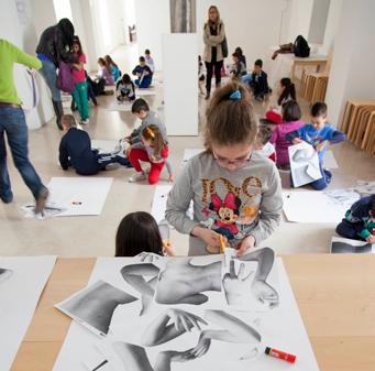 Durante la visita, osserviamo le opere attraverso delle cornici di carta di diverse forme e dimensioni, identificando il particolare che più colpisce la fantasia dei bambini.