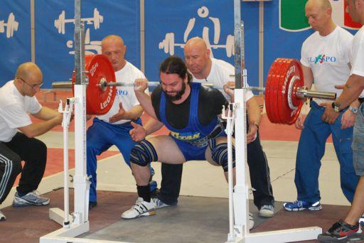 100kg SQUAT 300 kg PANCA 210 kg STACCO