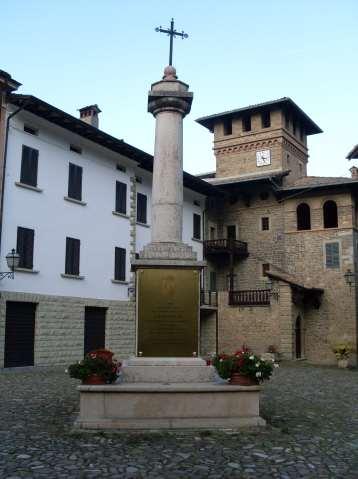 In Memoria delle Vittime della Prima e Seconda Guerra Mondiale Descrizione: il monumento è costruito con marmo rosa di Verona e presenta sui lati della base quattro targhe in metallo di colore oro,