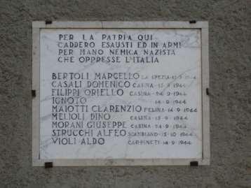 In Memoria delle Vittime dell'eccidio di Pantano il manufatto è in marmo bianco e consta dell'epigrafe e dei nominativi di nove caduti. L'inaugurazione risale al 26 settembre 1954.