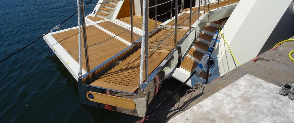 left PASSERELLA MAXXY Custom Le passerelle per barche della nuova serie MAXXY sono state studiate appositamente per Mega Yachts.