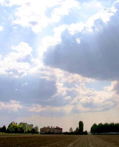 Si intuisce in modo immediato una importante proprietà terriera che si identificava, come in altre zone della pianura, nella scritta apposta sul fronte della casa d abitazione costituente la corte