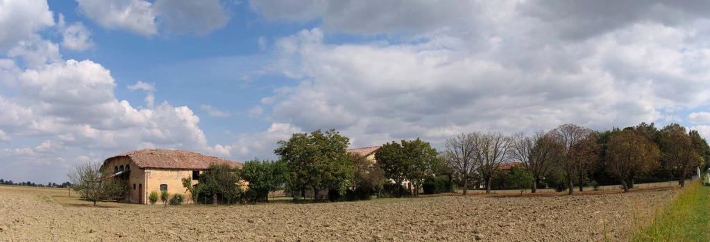 3/5- Il fienile, il verde e la casa del podere