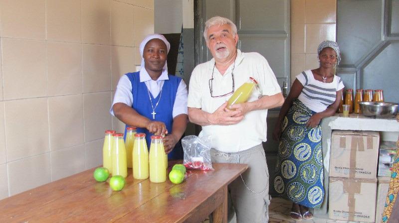 miele, frutta essiccata (mango, anacardo..), farine e confezionarle per la vendita.