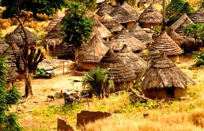 Qui incontreremo il capo villaggio ed i suoi consiglieri per uno scambio di idee nel rispetto reciproco delle culture, visiteremo il baobab sacro, la forgia, le donne che producono la ceramica