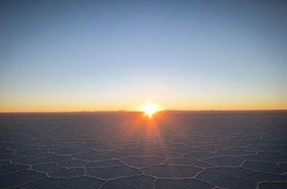 300 km di lunghezza, conferiscono al paese una grande varietà di attrattive naturali: dalla zona più ospitale del centro, dove si trova anche la capitale, a quella desertica di Atacama; da quella