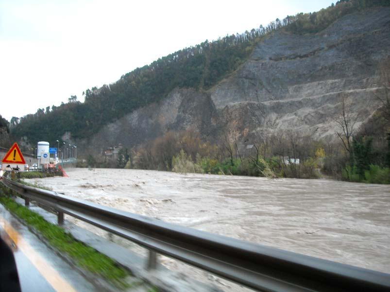 di pertinenza fluviale raggiungendo anche parti di attrezzature sportive e ricreative (campo sportivo loc.