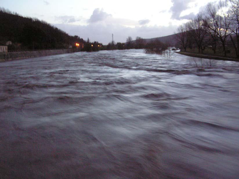 ponte della strada comunale è stato chiuso in via precauzionale.