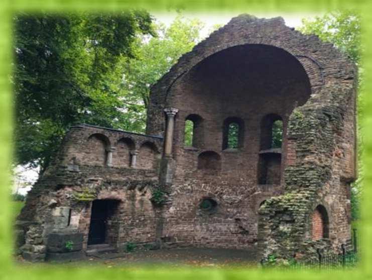 Dentro al parco ci sono resti dell antica città e dei monumenti di età medievale.