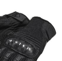 sulle manopole durante la guida Gloves are a protective gear with the following functions: while riding, they act as protection in case of impact with small stones from the tarmac or insects that can