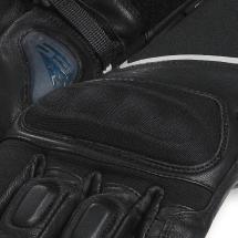 recommended lifespan - Gloves for passengers make up approximately 20% of total sales - 5% of customers buy gloves again because they have lost them Assortimento ed esposizione in negozio / Range and
