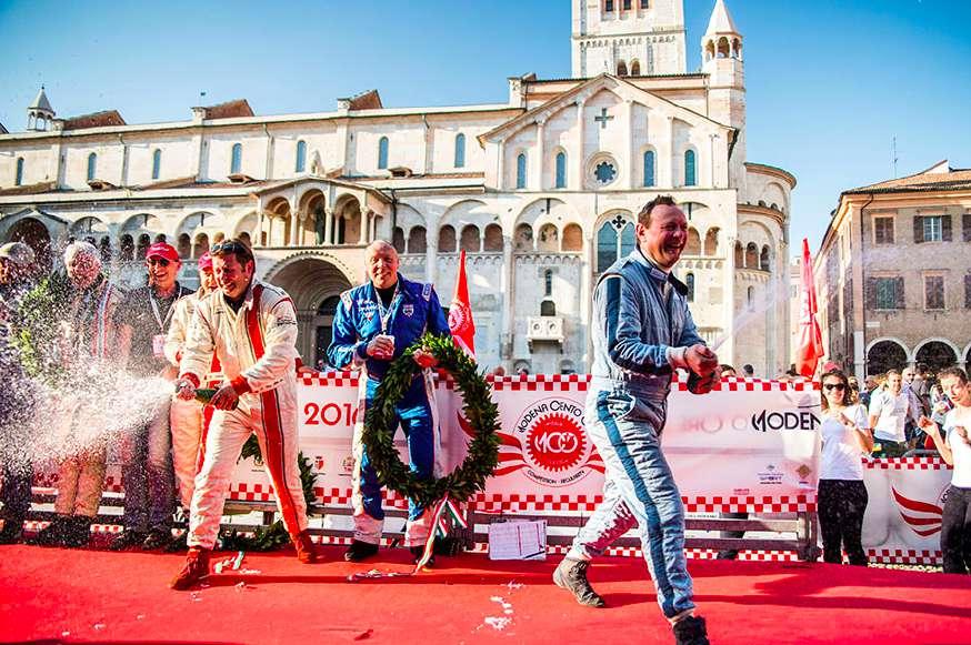 La Modena Cento Ore si è ormai stabilmente affermata come una delle più importanti gare nel mondo e come un punto di ritrovo dei grandi nomi del settore.