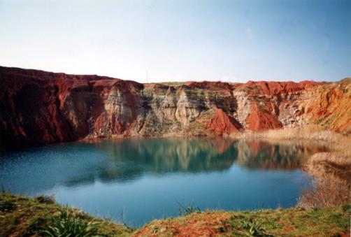 Bauxiti: spesso associate a rocce carbonatiche carsificate, come le terre rosse Le bauxiti sono rocce residuali