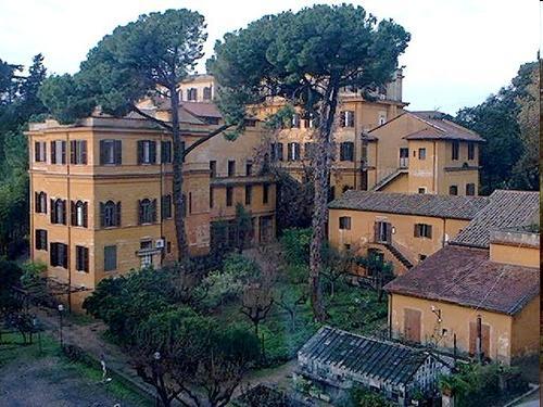 La sede Il Corso di laurea ha sede in Villa Mirafiori, sulla via Nomentana (via Carlo Fea, 2).
