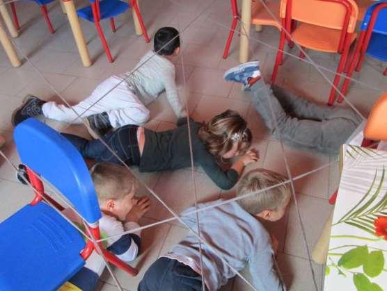 FIORE ALL OCCHIELLO LABORATORIO TESSITURA (per i bambini grandi): attraverso l uso di materiali di recupero (lana, stoffa, fili, spago) si vuole favorire nei bambini lo sviluppo: della motricità