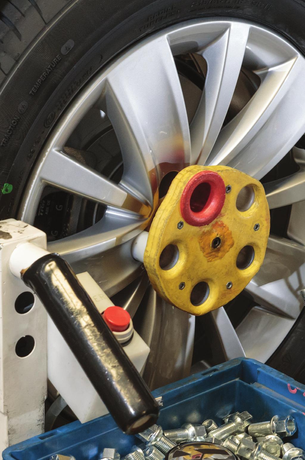 Protezioni dei cerchi Poka-Yoke Viene utilizzata durante il posizionamento e l assemblaggio per evitare graffi/danni alle ruote. Senza questa protezione, il costo degli scarti potrebbe essere ingente.