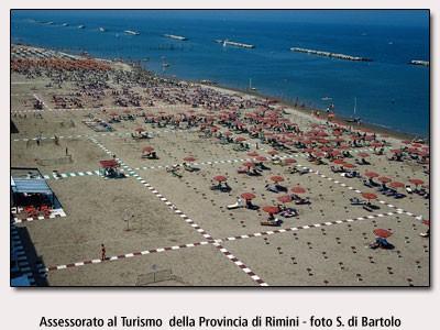 Al mare farò i bagni e prenderò il sole,di sera spero di andare a passeggio ;sarà una bellissima vacanza divertente e salutare perché ho bisogno di prendere il sole per la mia schiena e farò la