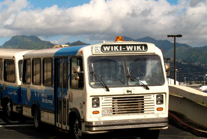 Wiki? Wiki deriva da un termine in lingua hawaiiana che significa "rapido, "molto veloce E uno strumento per condividere progetti collaborativi che permette ad un gruppo di lavoro di redigere ed