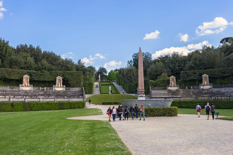 Le gradinate per il pubblico furono costruite nel 1599 così che tutti i nobili del palazzo potessero assistere alla visione di rappresentazioni teatrali, molto alla moda in quel periodo.