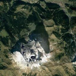 Il sentiero panoramico dal Rifugio Resciesa fino alla Cappella Santa Croce saprà ricompensarvi per la salita di quasi 1.