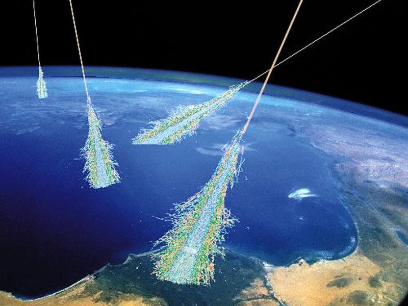 Raggi cosmici Particelle di alta energia (10 9 10 20 ev) di origine solare, galattica ed extragalattica che impattano sull atmosfera Raggi cosmici primari (esternamente all atmosfera): principalmente