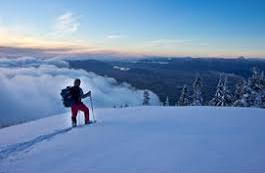 po immerso nella neve e fa piu fatica, come una particella con massa, tipo l elettrone Un escursionista con gli