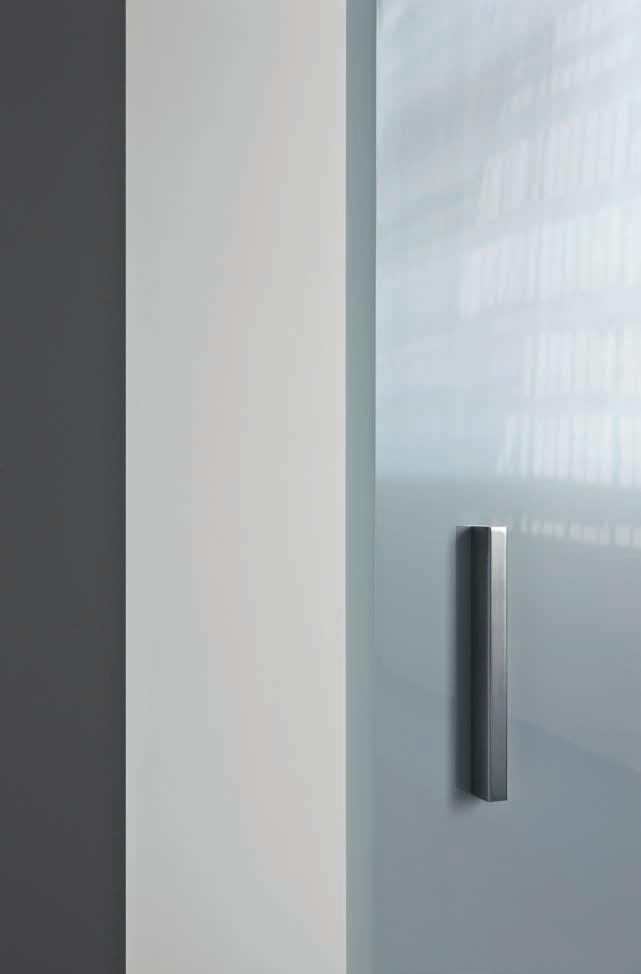 The handle in brushed steel is a simple vertical