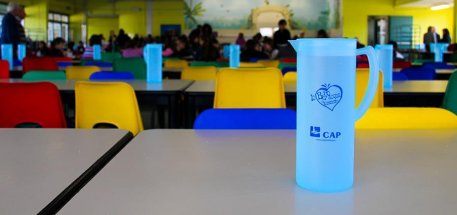 I PROGETTI CON LE SCUOLE Incentivare l uso dell acqua di rete all interno delle mense scolastiche del territorio della Città Metropolitana che utilizzano acqua in bottiglia.