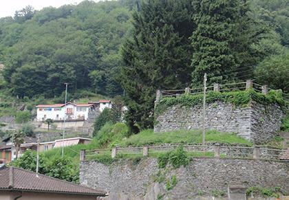 I ruderi della torre di Beffen, che segnava verosimilmente l inizio delle fortificazioni di Roveredo sulla sponda destra della Moesa.