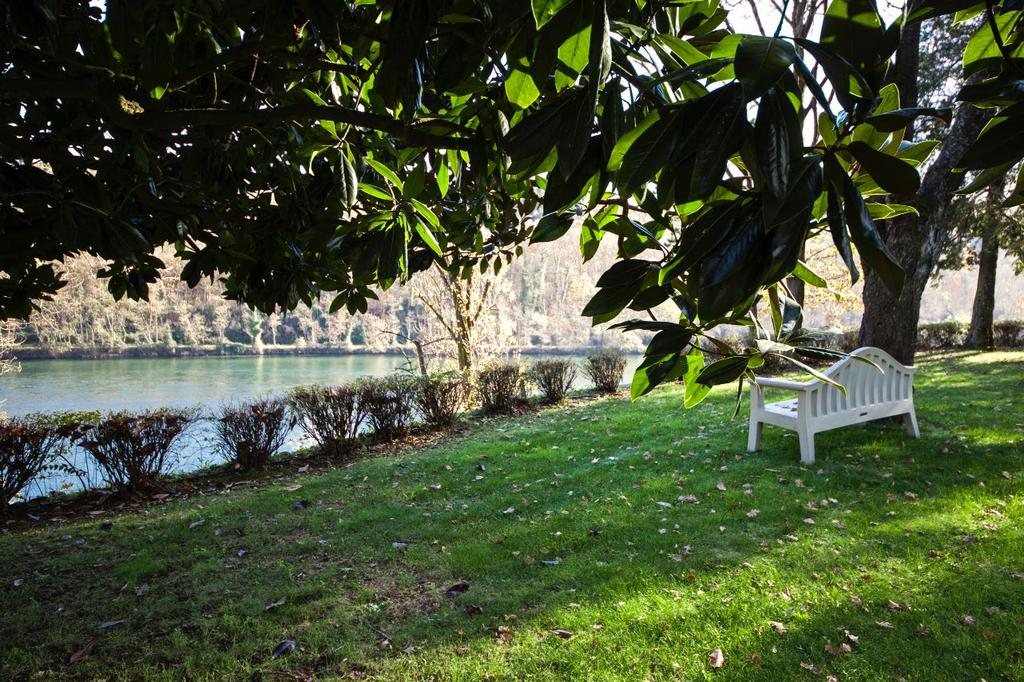 La Villa è principalmente sviluppata su un unico piano con pianta a ferro di cavallo e si compone come segue: dall ampio cortile fiorito si entra nel grande salone principale, ove l angolo bar