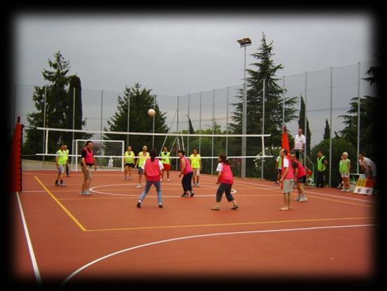L approccio allo sport avviene attraverso un graduale apprendimento di regole, tecniche e strategie di gioco alla portata di tutti, in un ottica centrata sulla cooperazione e sulla coesione di