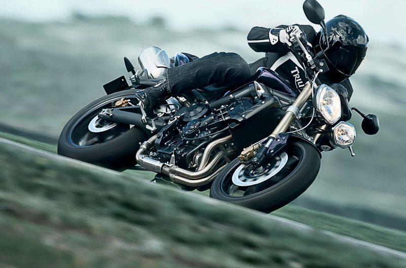 Street Triple. La STreetfighter media riferimento del mercato. Una moto STraordinaria, in grado di regalare performance uniche su strada come su pista, per un puro piacere di guida.