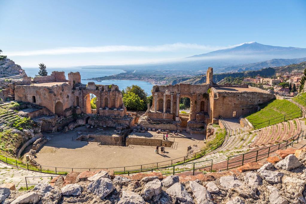 Immerso tra cipressi e piante di fichi d india, con la cavea scavata nella roccia, il teatro ellenistico di Taormina, trasformato in arena dai romani offre uno spettacolare panorama sul mare turchese