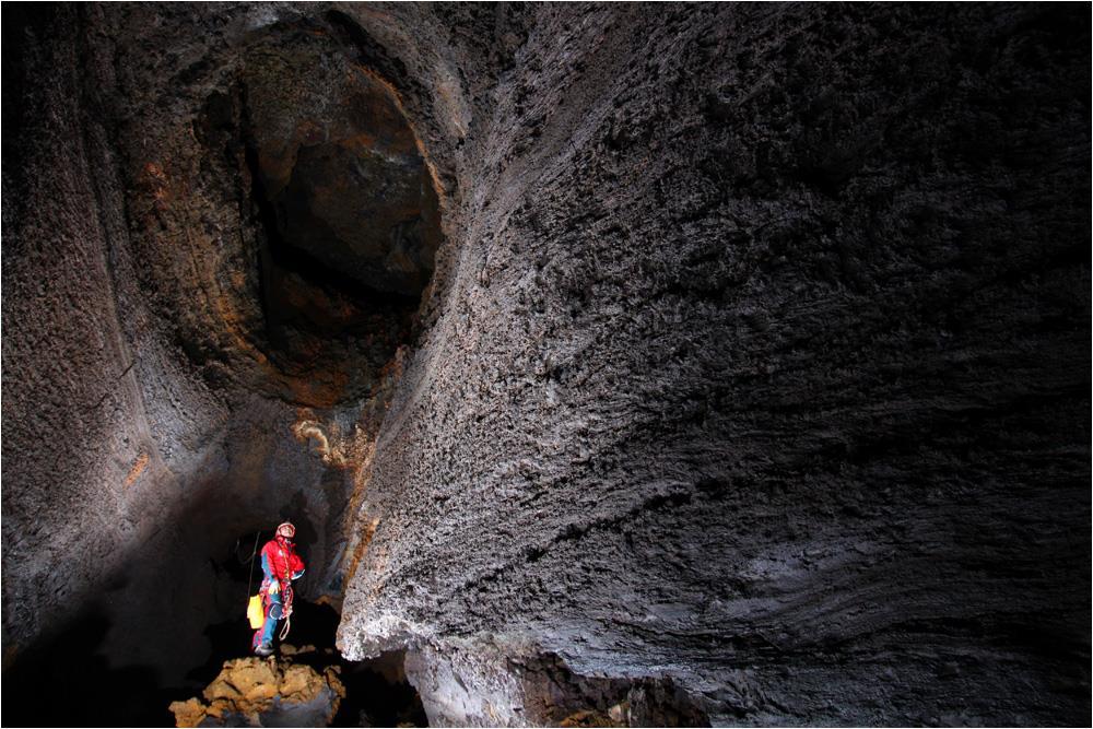 Al rientro dai crateri andremo all'interno di una grotta vulcanica, dove muniti di caschi e torce attraverseremo il canale vulcanico ripercorrendo il percorso