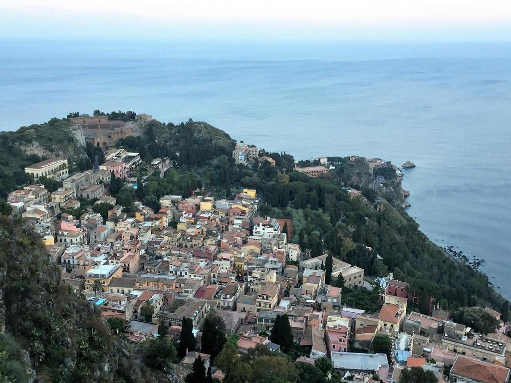 26 Maggio: Dopo la colazione in hotel e il check out, ci trasferiremo a Taormina che col suo aspetto di borgo medievale, la sua antica anima greca, i colori e i profumi della vegetazione